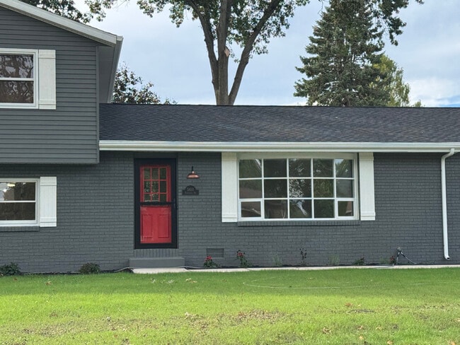 Building Photo - 5800 Ponderosa Dr