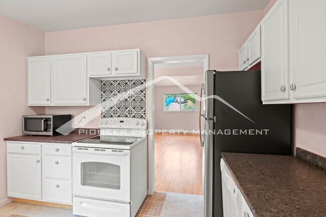 Building Photo - 3-bedroom, 1.5-bathroom House with Big, Pr...