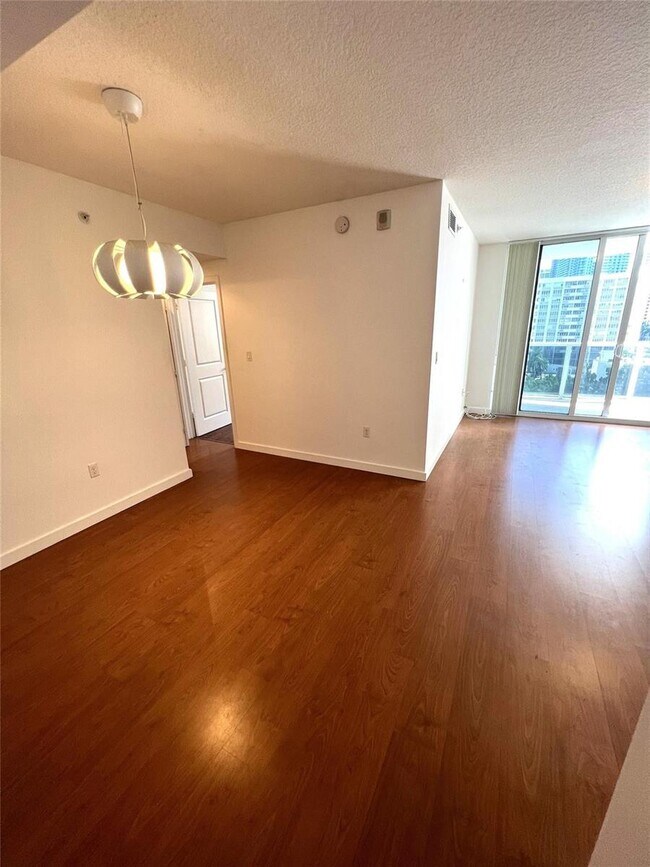 Foto del edificio - 601 NE 23rd St