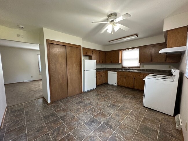 Building Photo - Spacious Townhouse in Greenfield!