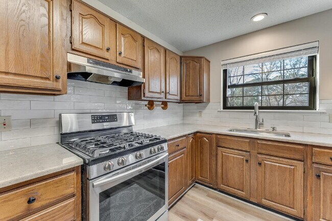 Foto del edificio - East Fayetteville 3-Bedroom Home with Granite Touches & Cozy Fireplace!"