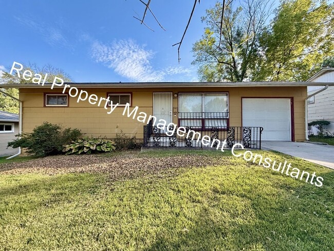 Building Photo - Charming 3-Bed Home with Fenced Yard & Garage
