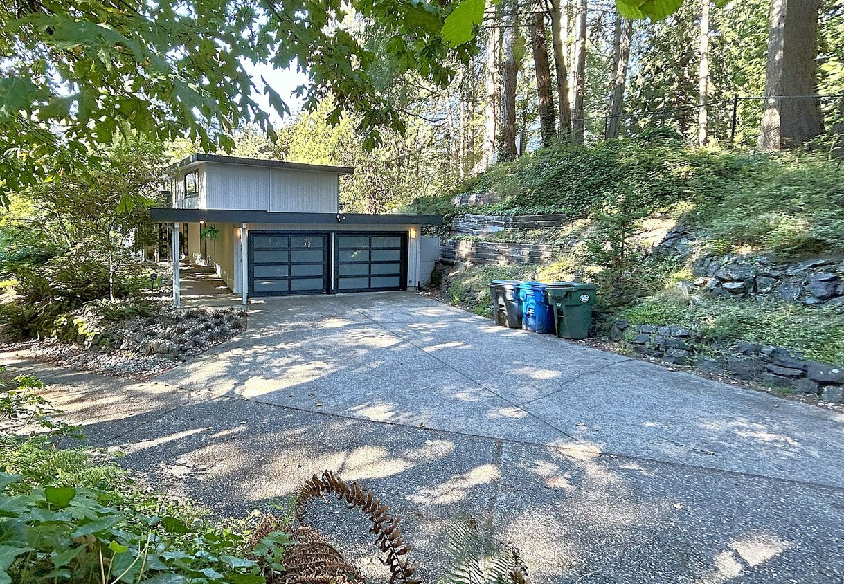 Foto principal - Gorgeous mid century modern home featuring...