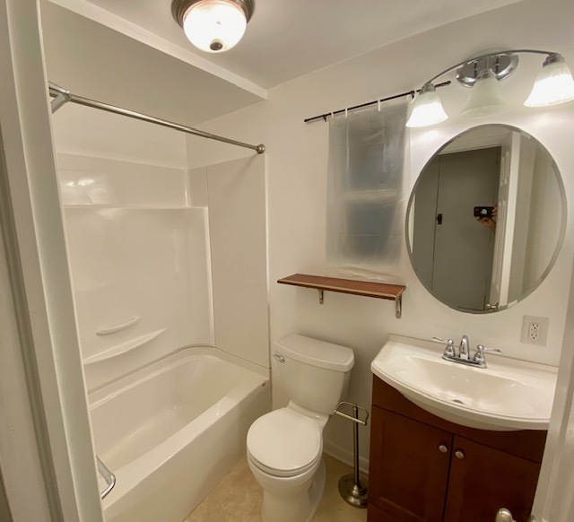 BATHROOM with tub/shower - 6 Trent St