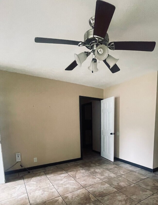 Foto del edificio - 3 Bedroom/1 Bath - Move/In Ready