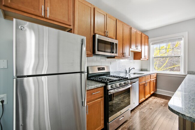 Building Photo - 1100 W Glenlake Ave