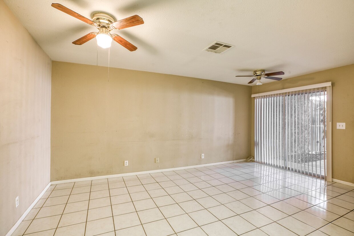 Foto principal - 1 Bed / 1 Bath Comfortable Townhome in Las...