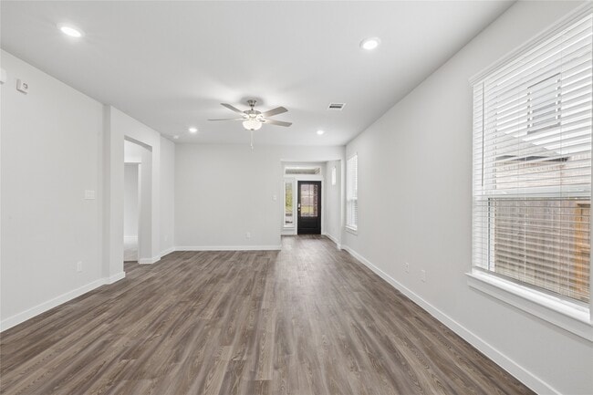 Building Photo - 580 Long Br Dr