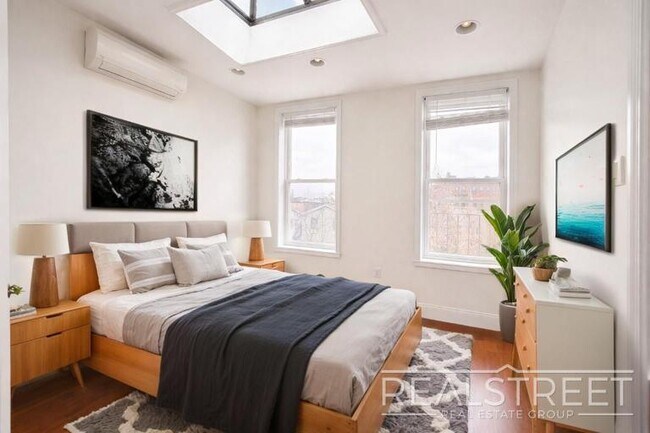 Foto del edificio - Spacious 2-Bedroom Apartment in the Heart of Bedford-Stuyvesant