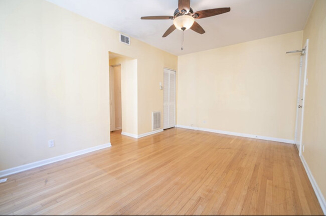Building Photo - 4240 N Clarendon Ave