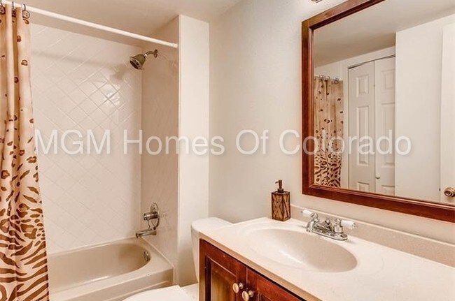 Building Photo - Nice Remodeled 3 Bed Condo