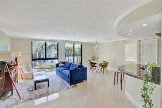Building Photo - 9800 W Bay Harbor Dr