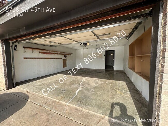 Building Photo - 3 bed 2 bath home with 2 living areas and ...