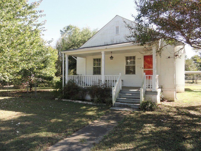 Primary Photo - 1506 Pinehurst Blvd