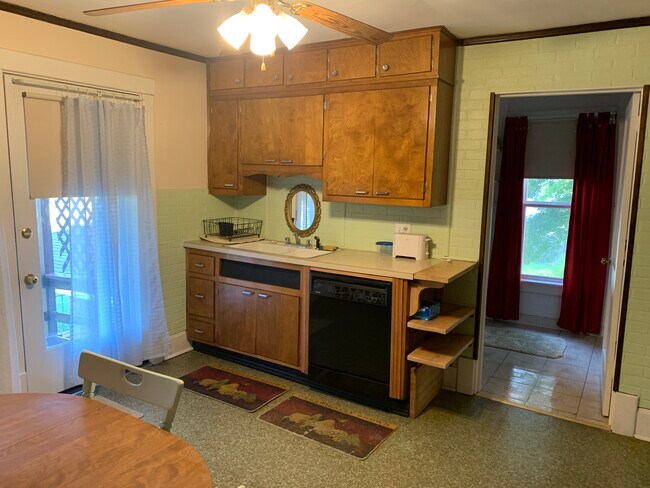 Building Photo - 403 W 44th St