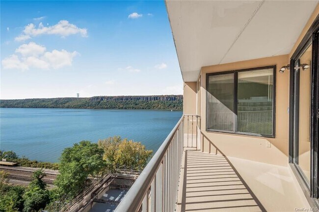 Foto del edificio - 1155 Warburton Ave