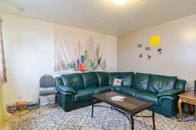 Building Photo - 571 E 500 N