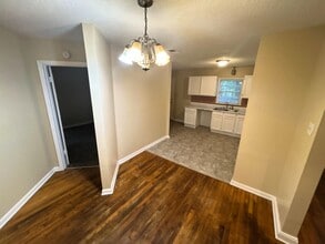 Building Photo - 1037 W Walthal Cir