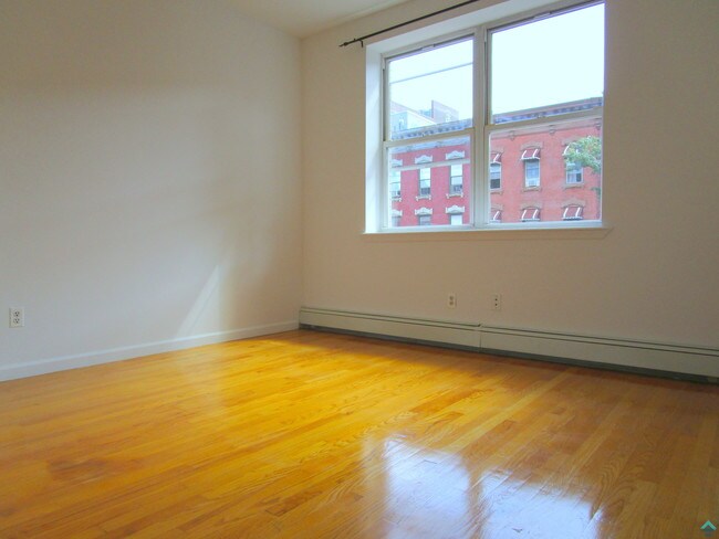 Building Photo - 611 Grand St