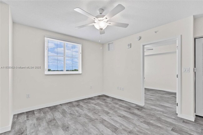 Foto del edificio - 400 NW 112th Ave