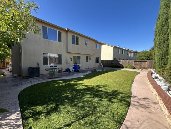 Foto del edificio - COMING SOON!!! 4 bedroom 3 bathroom home in Elk Grove!