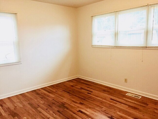 Foto del edificio - CHARMING & UPDATED; ONE LEVEL, HUGE FENCED...