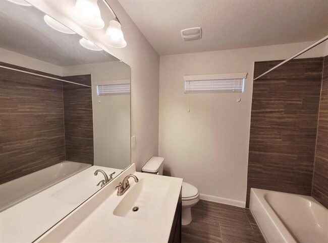 Foto del edificio - 14723 Garner Falls Trl
