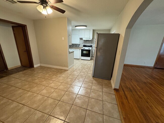 Foto del edificio - Spacious Home with Garage, Deck & Convenient Location