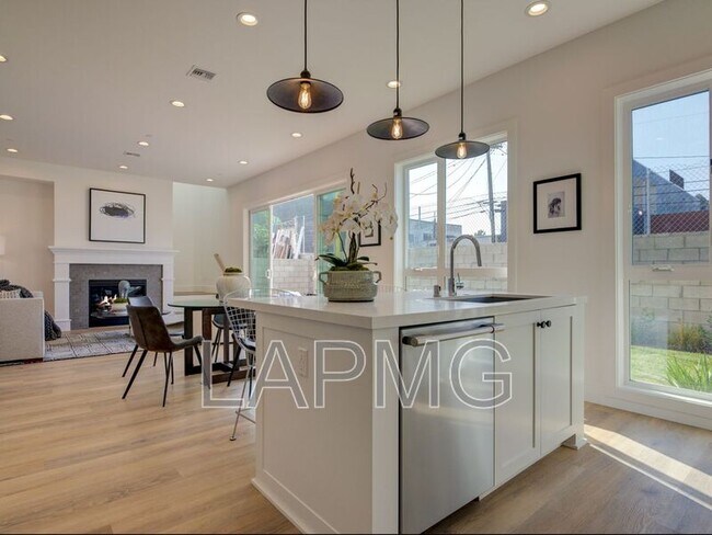 Building Photo - 6016 Comey Ave