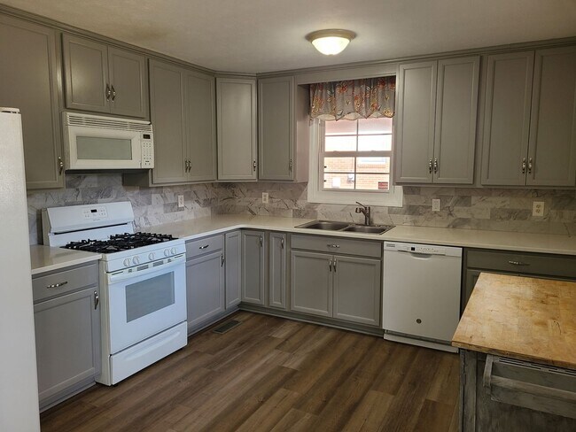 Foto del edificio - Charming 2BR + versatile bonus room perfect for a 3rd Bedroom or Office!