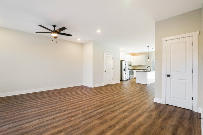 Building Photo - 17 barnyard Cir