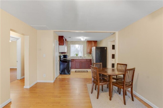 Building Photo - 695 Trout St