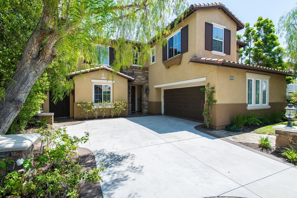 Primary Photo - Beautiful 5 bedroom/ 3 Bath Miraleste home...