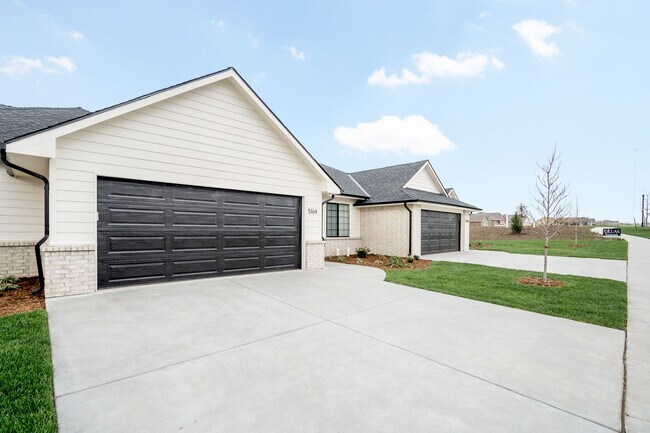 Building Photo - Beautiful 2BR/2BA Unit Available in Senior...