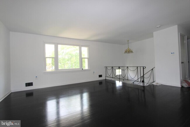 Foto del edificio - 7803 Woodbourne Ave