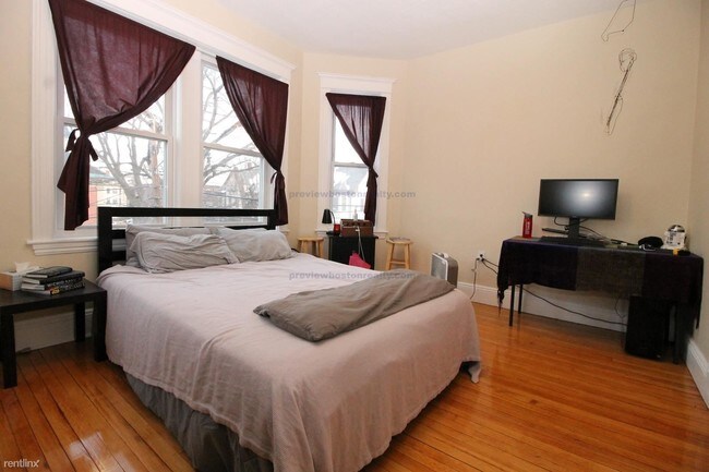 Foto del edificio - 12 Farrington Ave
