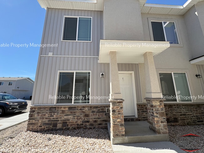 Building Photo - 656 Saturn Ave