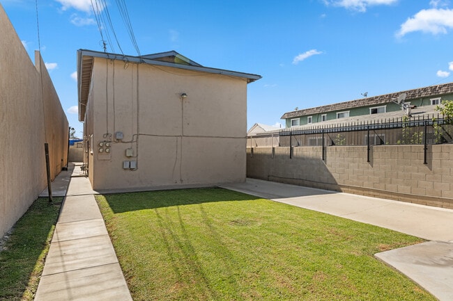 CLEAN PROPERTY MAINTAINED BY TENATS AND OWNER - 9226 Palm St Apartments