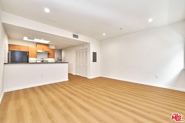 Building Photo - 2864 Sunset Pl