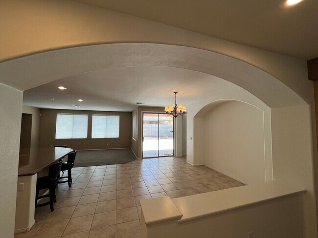 Foto del edificio - Large single story house for rent
