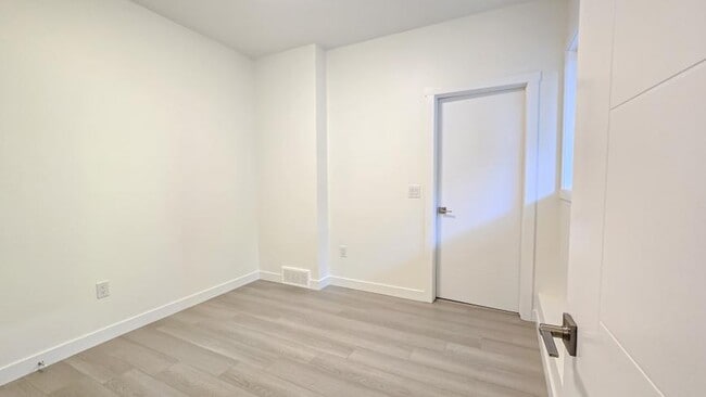 Building Photo - 1.0 bedroom in Calgary Alberta T3R 0W4