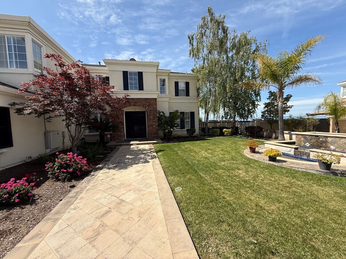 Foto del edificio - Avalon Heights Fremont 5 bed/4.5 bath, Gated Community, Top Tier Schools Pool, and 180-degree pan...