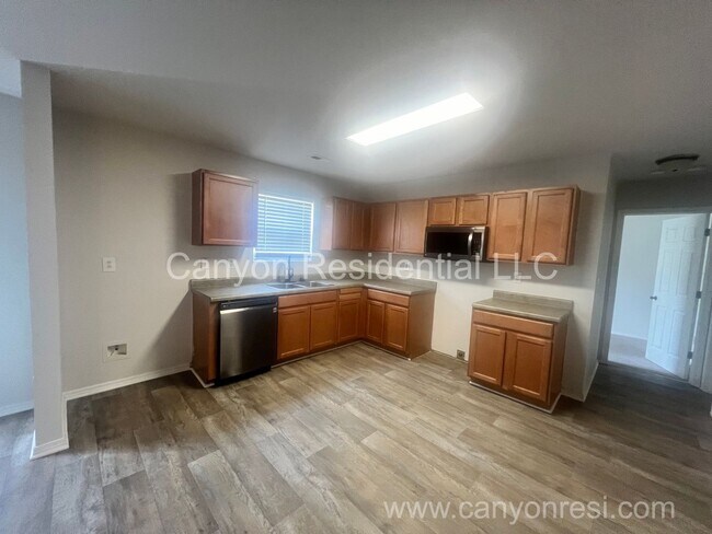 Building Photo - Charming Home with Modern Amenities and Fl...