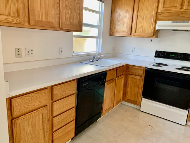 Building Photo - 14 1/2 Bannam Pl