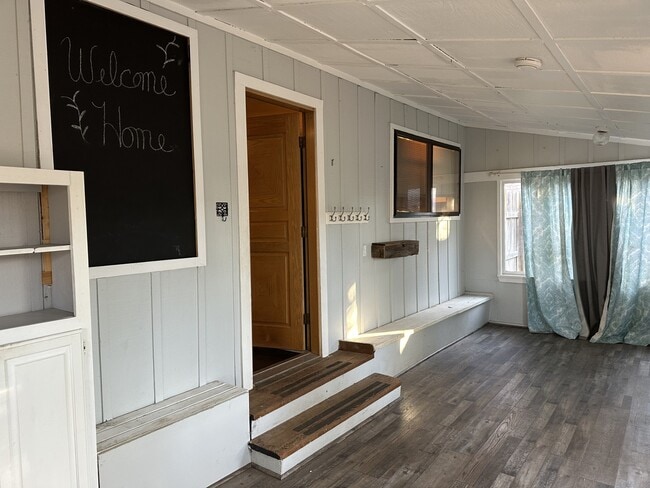 Building Photo - 2202 Monitor St