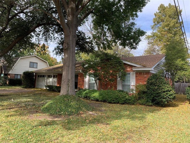 Building Photo - 1305 Academy Dr