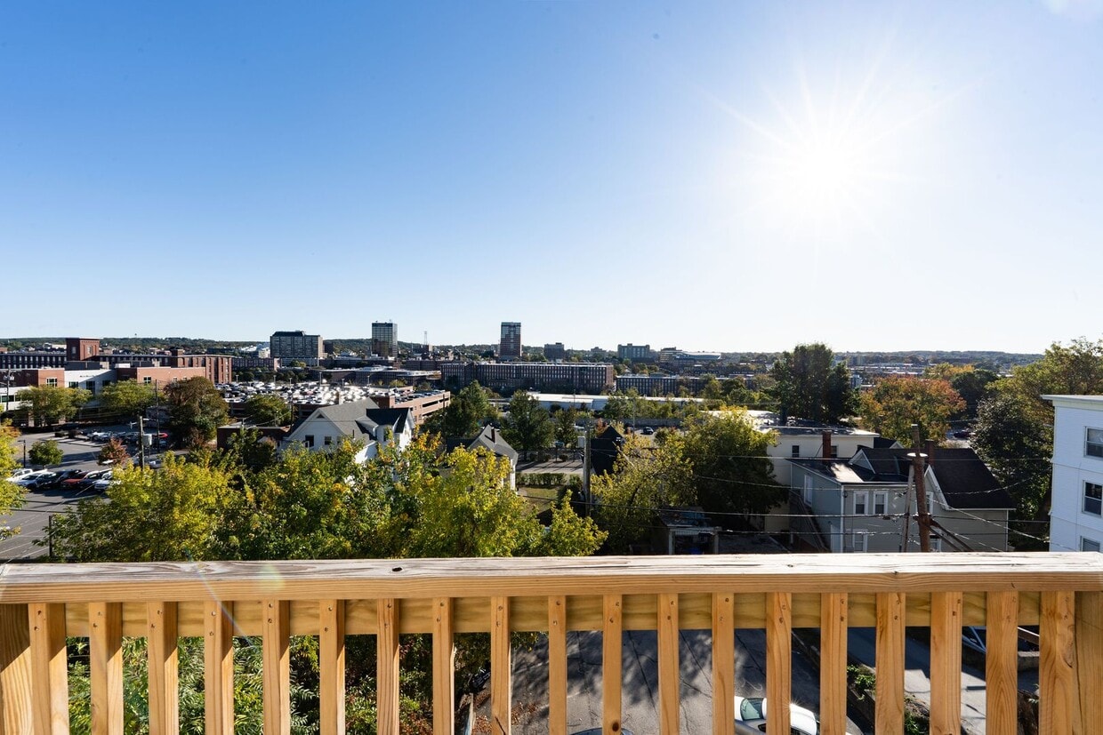 Primary Photo - Notre Dame (215-221)