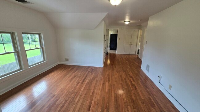 Foto del edificio - 1401 W Brown Deer Rd