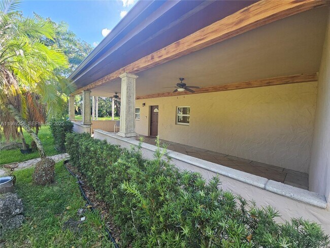 Foto del edificio - 15101 SW 27th St