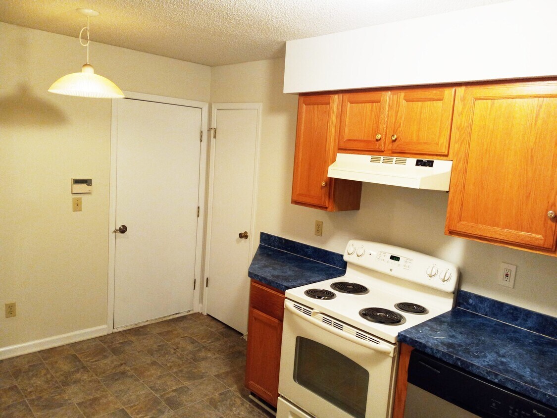 Primary Photo - 6984 Huntington Woods Cir E